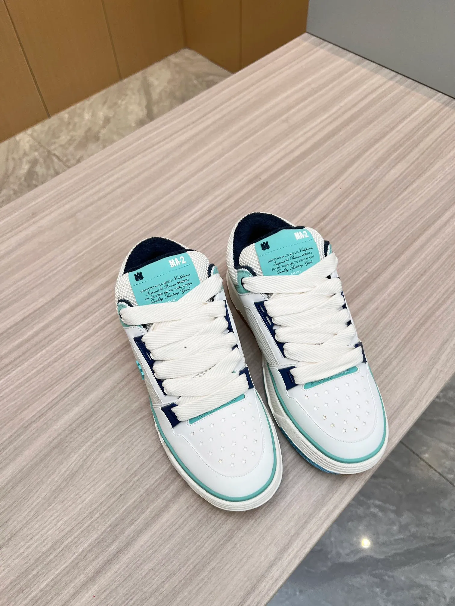 p620💰Men's shoes Amiri Emile's 2023 spring and summer new MA-1 bread shoes, couple models, casual sports shoes, sneakers Amiri gave up the rock punk style in the new season and used a large number of unsaturated colors, Morandi tones, whether you see or wear them, it will make people very happy. The large tongue of the bread shoes continues, shortens the length of the shoe body, thickens the midsole, and the toe part is more rounded. Amiri's brand letters and MA logo appear on the side of the shoe. Fabric: Original customized imported first-layer cowhide + mesh. Lining: Original customized breathable towel lining. Outsole. Foam combination material. Bottom thickness: 4CM. Size: Men's 39-45